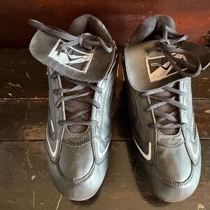 VKM Venom Black Athletic Cleats